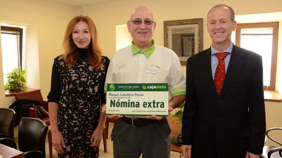 Imagen de Cajasiete premia con una nómina extraordinaria a un empleado del Cabildo con motivo de la Festividad de La Patrona