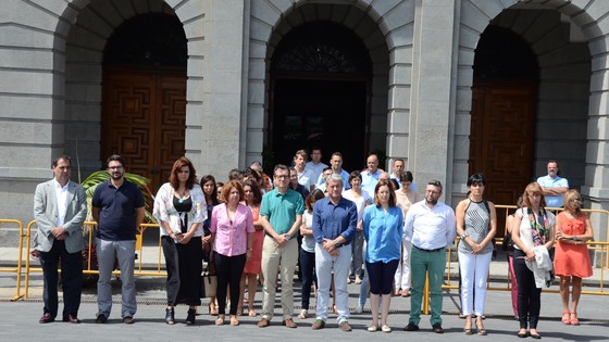 Imagen de El Cabildo guarda un minuto de silencio en recuerdo de Laura González, víctima de la violencia machista