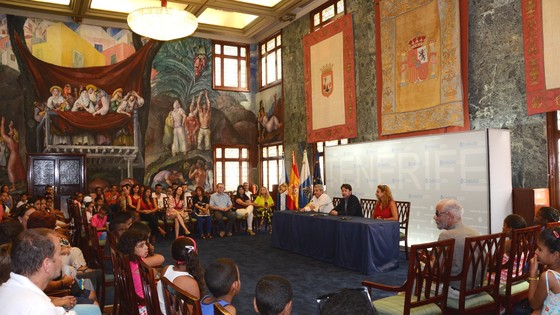 Imagen de El Cabildo recibe a un grupo de niños saharauis que pasan el verano en la Isla