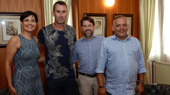 Imagen de El Cabildo felicita a Miguel Ángel Castro por sus dos nuevos récord Guinness en bicicleta estática 