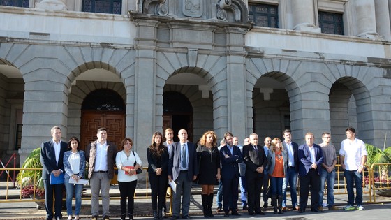 Imagen de El Cabildo guarda un minuto de silencio en señal de luto por la última víctima de la violencia machista en la Isla