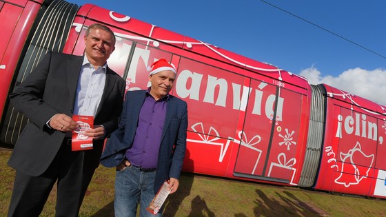 Imagen de El Cabildo pone en marcha su campaña de Navidad y Reyes en el tranvía para apoyar el comercio local