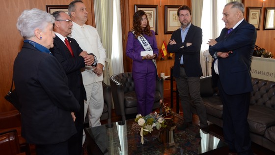 Imagen de El presidente del Cabildo recibe a la Reina del Carnaval del Hogar Canario Venezolano 