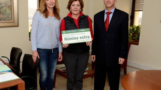 Imagen de Cajasiete premia con una nómina extra a una empleada del Cabildo