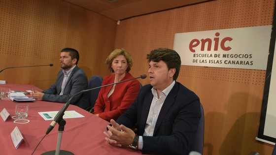 Imagen de El Cabildo ilumina de naranja su fachada como apoyo a las personas con enfermedades renales