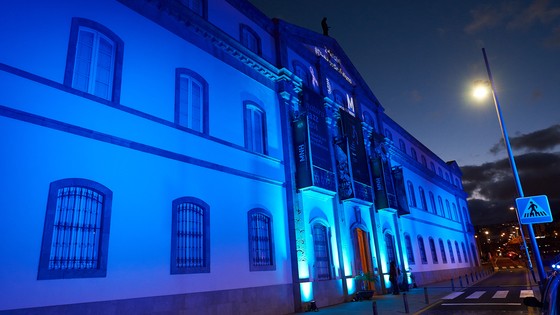 Imagen de Luces azules para conmemorar el Día Internacional de Concienciación del Autismo
