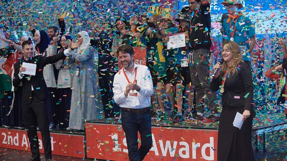 Imagen de Los equipos SESI ROBOTICS SCHOOL (Brasil), GalaxyRobos (Jordania) y Team PolyGone (India), ganadores de FIRST LEGO League Open European Championship 2016