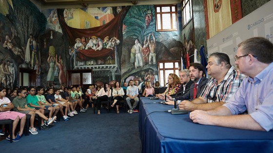 Imagen de El Cabildo recibe a un grupo de niños saharauis que pasan sus vacaciones en la Isla