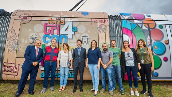 Imagen de El tranvía promociona la IV Feria Tricontinental de Artesanía, que se celebra del 29 de octubre al 6 de noviembre