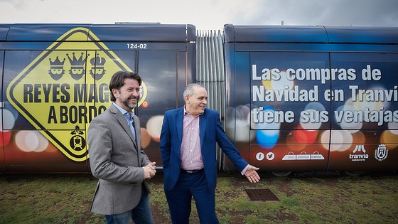 Imagen de El Cabildo pone en marcha su campaña de Navidad  y Reyes en el tranvía para apoyar el comercio local