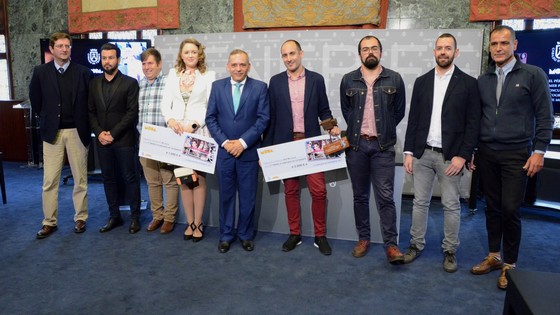 Imagen de David Pérez recibe el premio del VI Certamen de Fotografía Tenerife Moda del Cabildo