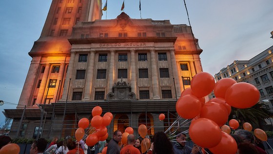 Imagen de El Cabildo muestra su apoyo a los enfermos y familiares de Parkinson en el día que conmemora esta patología