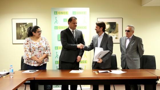 Imagen de El Cabildo recibe los estatutos de Sinpromi en braille