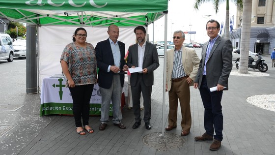 Imagen de El Cabildo entrega su donativo a la Asociación Española contra el Cáncer