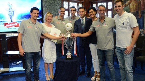 Imagen de El Cabildo acoge la presentación de la final de la Markomilk Cup, en la que han participado 4.000 escolares 