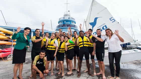 Imagen de El Cidemat realiza un bautismo de mar con los jóvenes de la asociación APJ de Cáritas Añaza