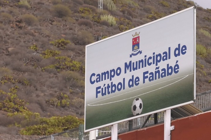 Imagen de El Cabildo y el Ayuntamiento de Adeje invierten 200.000 euros en el nuevo césped del campo de Fañabé