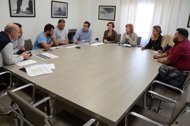 Imagen de El Cabildo explica a los vecinos el proyecto de mejora de las aceras de la vía de acceso a Las Teresitas