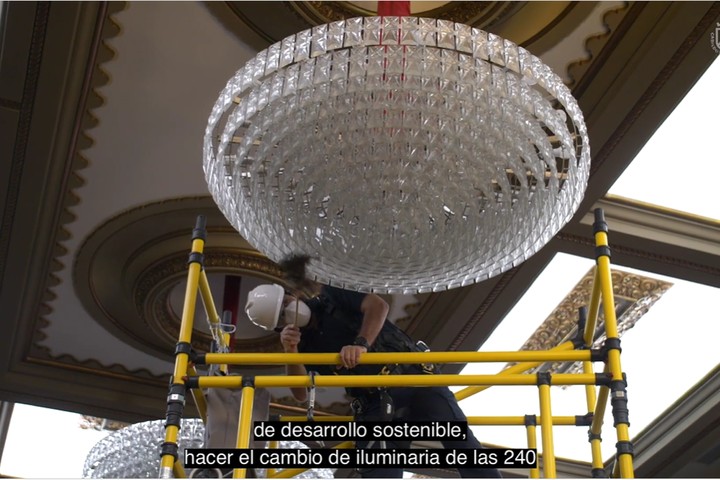 Imagen de El Cabildo cambia las 240 luces de las lámparas del Salón Noble por otras de tecnología Led