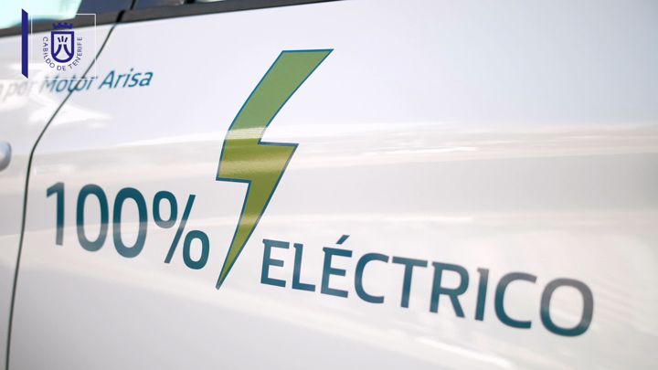 Imagen de El Cabildo recibe por un año un vehículo eléctrico Renault para el Servicio de Turismo