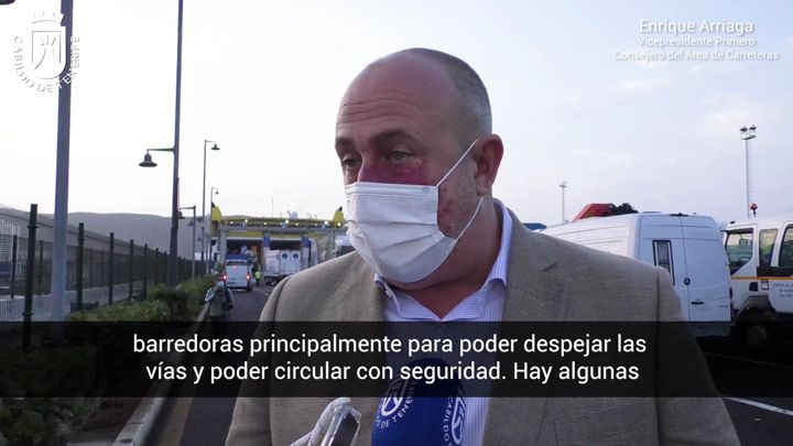 Imagen de El Cabildo de Tenerife envía a La Palma barredoras y camiones de carga para colaborar en la limpieza de carreteras