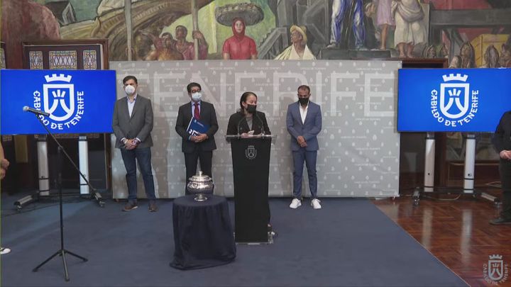 Imagen de El Cabildo recibe al Club Voleibol Haris tras obtener la Copa de la Reina