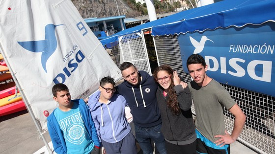 Imagen de El Cidemat realiza un bautismo de mar con los jóvenes de la asociación Mundo Nuevo