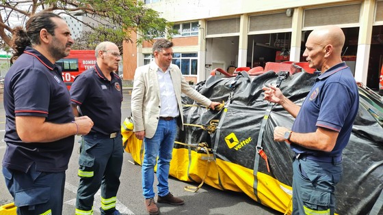 Imagen de El Consorcio de Bomberos de Tenerife se ejercita en la extinción de incendios de vehículos eléctricos