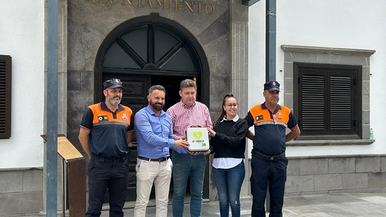 Imagen de El Cabildo entrega un desfibrilador portátil a la agrupación de Protección Civil de Santiago del Teide