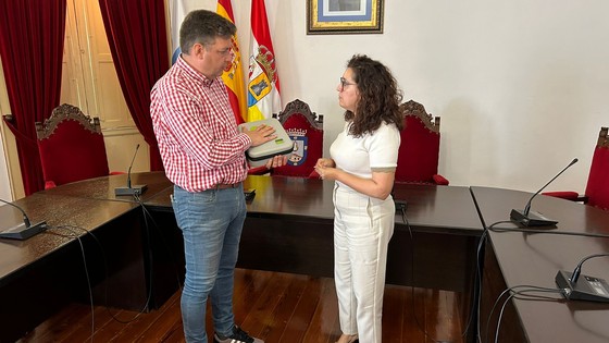 Imagen de El Cabildo entrega un desfibrilador portátil al Ayuntamiento de Los Silos