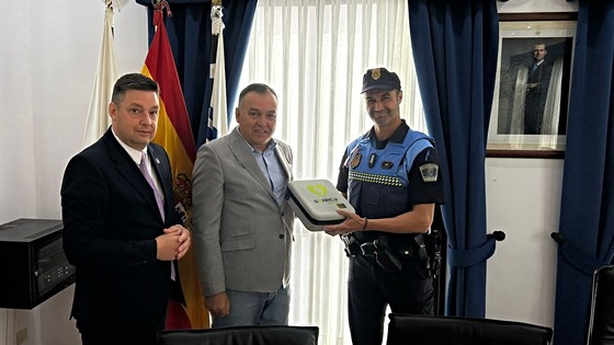 Imagen de El Cabildo entrega un desfibrilador portátil al Ayuntamiento de San Juan de la Rambla