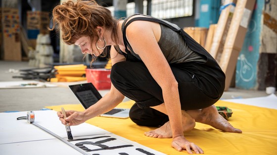 Imagen de La artista visual Anaïs Florin imparte en TEA un taller sobre bibliotecas y archivos autónomos