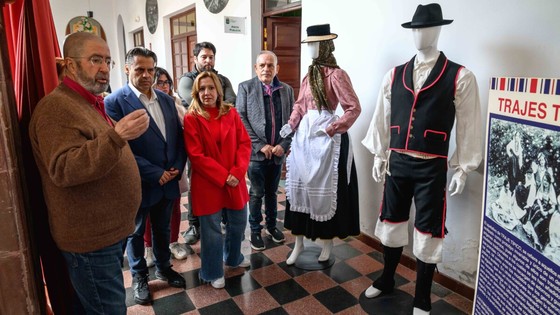 Imagen de El Cabildo inaugura una muestra de indumentaria tradicional y típica en el Ayuntamiento de Güímar