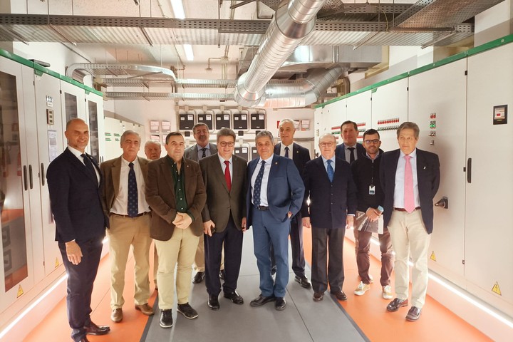Imagen de Una delegación de la Federación de Asociaciones de Ingenieros Industriales de España visita el Aula industrial del museo TEA Tenerife Espacio de las Artes
