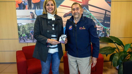 Imagen de Yolanda Moliné recibe al presidente del club Zapatera Sport de Automovilismo, José Rodríguez