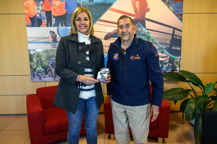 Imagen de Yolanda Moliné recibe al presidente del club Zapatera Sport de Automovilismo, José Rodríguez