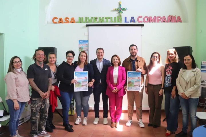 Imagen de El Cabildo fomenta el ocio saludable y el respeto con el entorno marino entre los jóvenes de Arico con el proyecto ‘Acuarico’